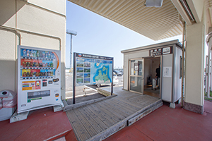 4. Go out from the exit and there is a smoking area on the left. Go through the pavement made of wood, in front of the smoking area,