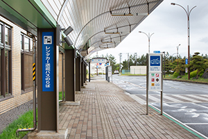 4. There is the shuttle bus stop, so get in the shuttle bus of your rental car company and go to the Rental Car Terminal.
