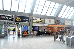 1. 【For Domestic Flights】 Go out from the Domestic Arrival Gate and go to the Information Counter.