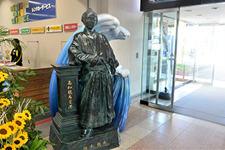 高知空港内にある坂本龍馬像