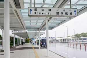 4. The shuttle bus stop is located in between the Domestic Terminal and the International Terminal.