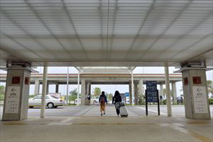 3. Cross the pedestrian crossing in front of the exit.