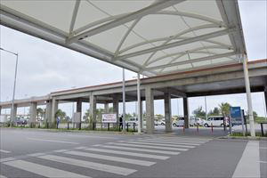 4. Crossing the pedestrian crossing is the rental car pick-up bus stop.