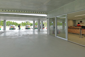 4. [Domestic flights] There is a place immediately after leaving the car rental counter.