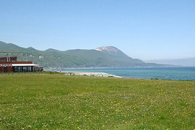 黒い砂浜が広がる延長約5キロの海岸