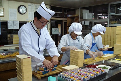 かにめし本舗かなやの製造様子