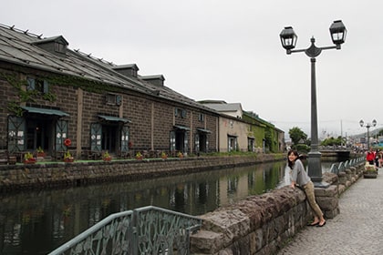 小樽運河でたたずむ女性