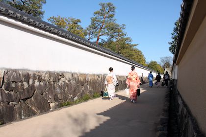 築地塀前を歩く着物姿の女性