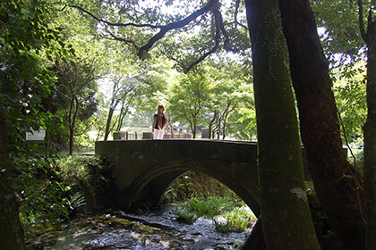 アーチ橋を渡る女性