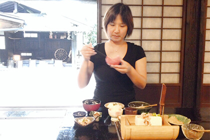 豆腐料理を食べる女性