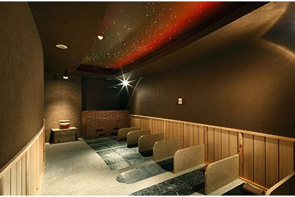 シックな雰囲気の岩盤浴