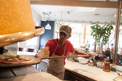 ピザを焼く職人