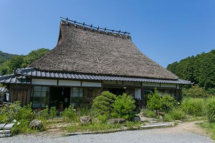 茅葺き屋根の民家