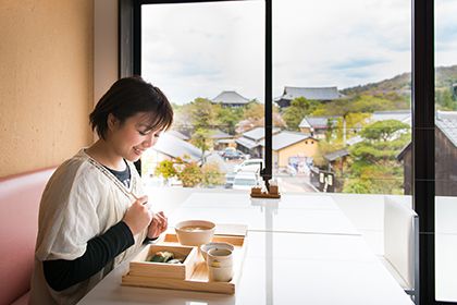 ゐさざ東大寺店での食事シーン