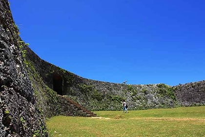 座喜味城跡と人