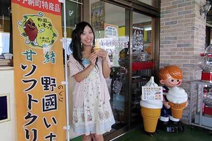 野国いものソフトクリームと女性