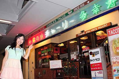 チャーリー多幸寿を指さす女性