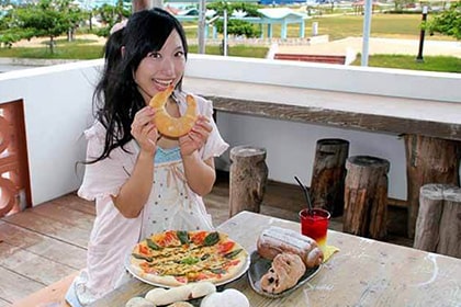 パンを食べる女性