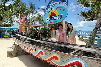 伊計ビーチの看板と女性