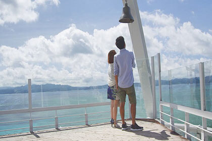 古宇利島オーシャンタワーで幸せの鐘を鳴らす