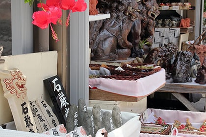 通りに並ぶシーサーと骨壺