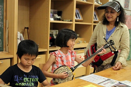 三線体験をする子供たち