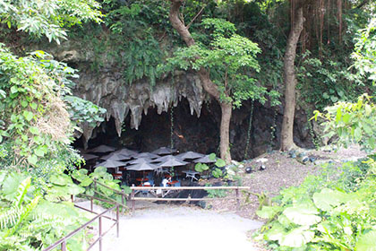 洞窟の中にある「CAVE CAFE(ケイブカフェ)」