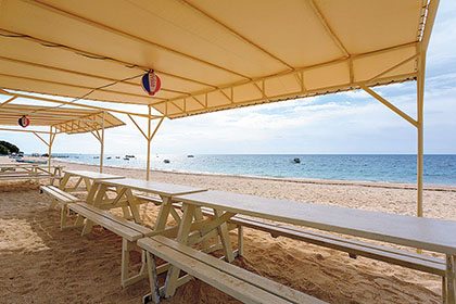 新原ビーチ内にあるカフェ「食堂かりか」