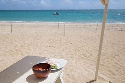 食堂かりかで海を見ながら食べるカレー