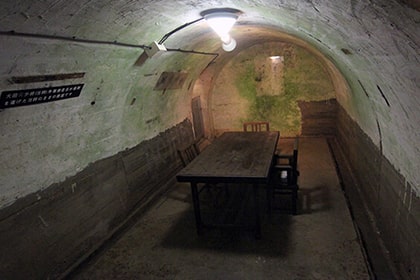 旧海軍司令部壕の中