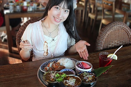 カフェくるくまのカレーと女性