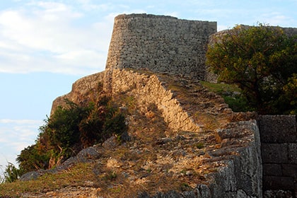 夕日に照らされる勝連城跡