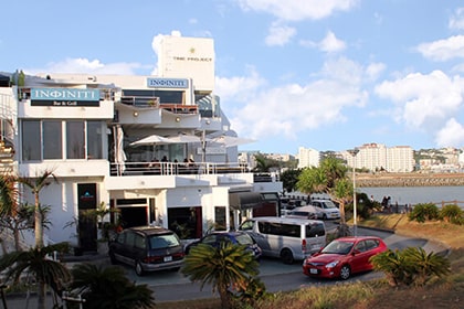 砂辺海岸付近の白い外観のレストラン