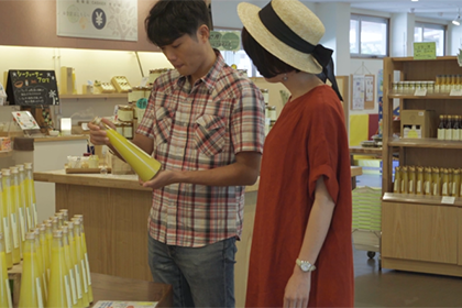 店内でお土産を選ぶ男女