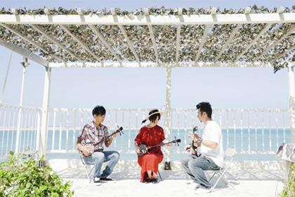 三線体験をする様子