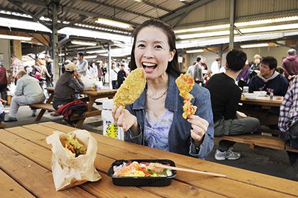 揚げ物を嬉しそうに持つ女性