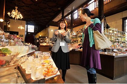 黒壁ガラス館で買い物シーン