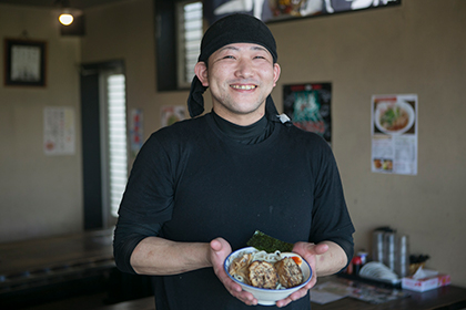 ラーメンと店員