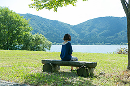 ベンチに座る女性