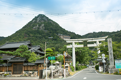 太郎坊宮(阿賀神社)
