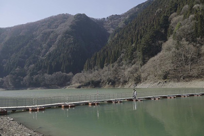 奥多摩湖の浮橋を歩くカップル