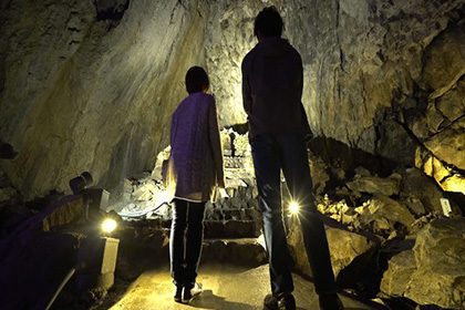 日原鍾乳洞内部を見学するカップル