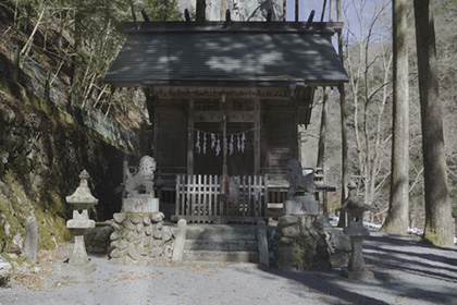 日原鍾乳洞近くにある石山神社