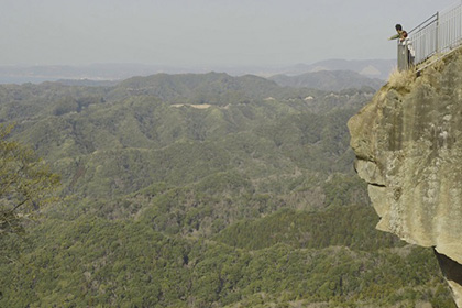 岩山が突き出した地獄のぞき