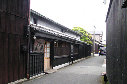 古い民家と散策路